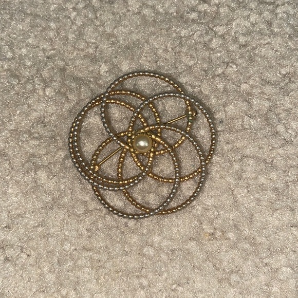 Pearl beaded brooch. Round circles entwined pattern. - Picture 1 of 4